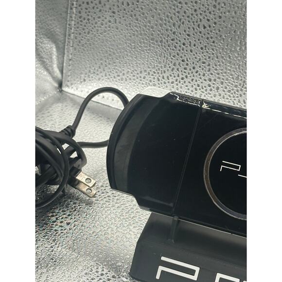 Black psp 3000 w/charger & new battery - Picture 5 of 9